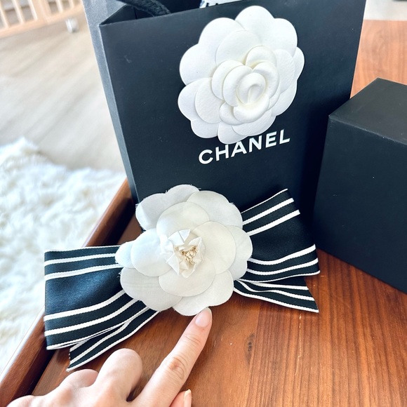 Chanel Camelia Bow Hair Accessory (Large) - Picture 5 of 10